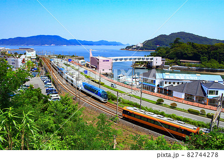 様々な近鉄特急が行き交う鳥羽市の風景 82744278