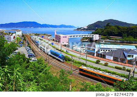 様々な近鉄特急が行き交う鳥羽市の風景 82744279