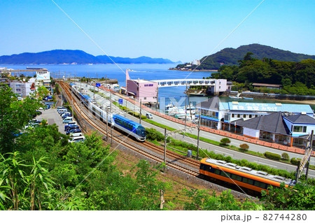 様々な近鉄特急が行き交う鳥羽市の風景 82744280