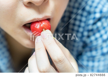 サクランボを食べる女性の写真。 82744666