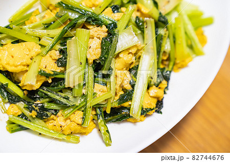 美味しそうなホウレン草と卵の炒め物の写真 82744676