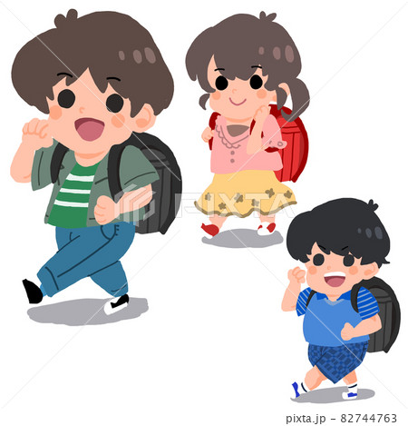 ランドセルを背負っている小学生 82744763
