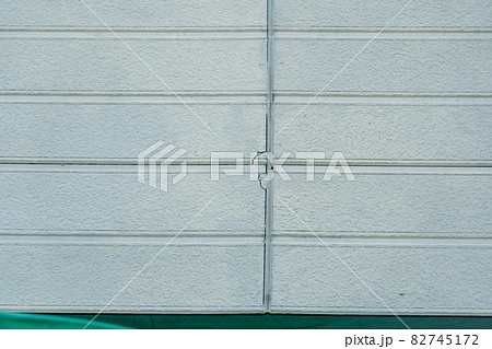 サイディングの目地の割れ目 82745172