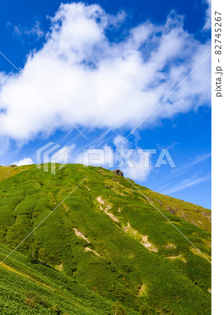 青空と山・谷川岳天神尾根「天狗の留まり場」より 82745267