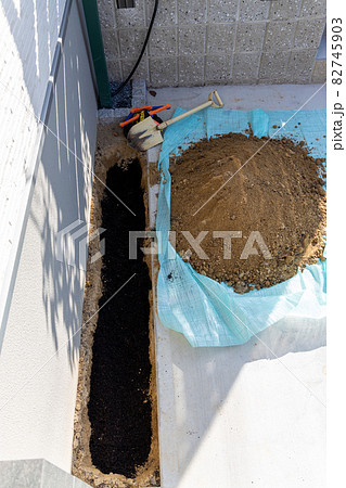 花壇から土を出して、たい肥を入れて土壌改良をしているところ 82745903
