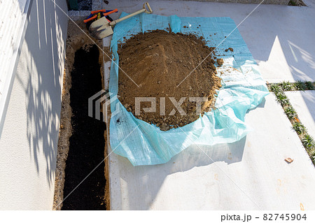 花壇から土を出して、たい肥を入れて土壌改良をしているところ 82745904
