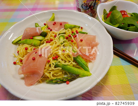 生ハムとグリーンアスパラの塩焼きそば 生ハムとグリーンアスパラの塩焼きそば 82745939