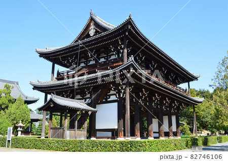 秋晴れの昼下がりに参拝した東福寺の国宝山門が大迫力 秋晴れの昼下がりに参拝した東福寺の国宝山門が大迫力 82746106