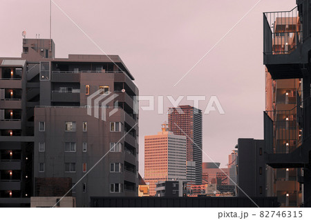 夕日で赤く染まるビル 大阪都市風景 夕景 夕日で赤く染まるビル 大阪都市風景 夕景 82746315