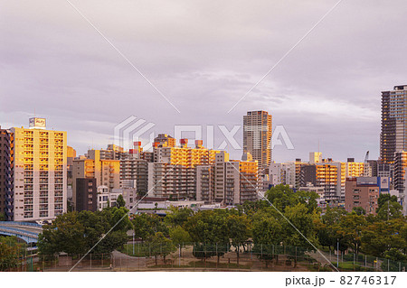 夕日で赤く染まるビル　大阪都市風景　夕景 82746317