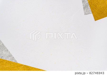 白い和紙に金銀の千代紙の和風背景 白い和紙に金銀の千代紙の和風背景 82746943