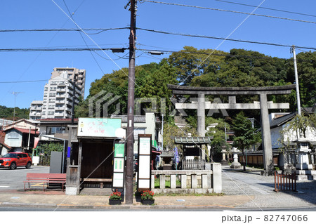 東京都青梅市 レトロなバス停留所と住吉神社の鳥居 82747066