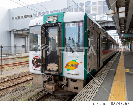 新庄駅に停車する観光臨時列車「快速湯けむり号」 新庄駅に停車する観光臨時列車「快速湯けむり号」 82748268