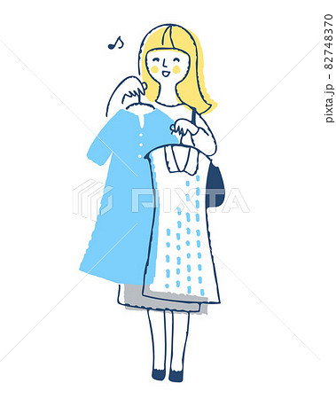 洋服を選んでいる若い女性 82748370