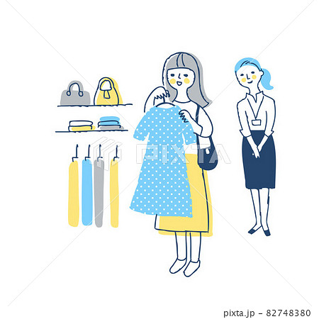 洋服を選んでいる若い女性 82748380