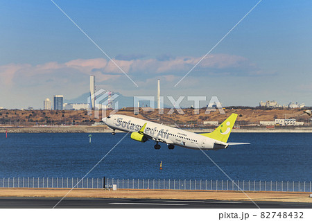 【東京湾背景に羽田空港第2ターミナルを離陸したソラシドエア機】 82748432