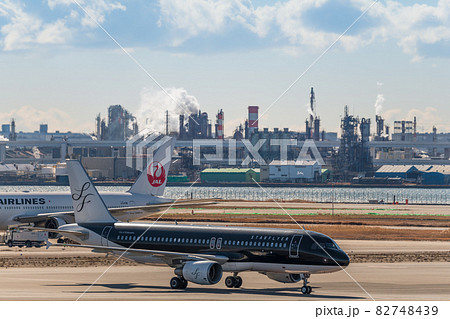 【羽田空港第一ターミナル　タキシング中のスターフライヤー機】 82748439