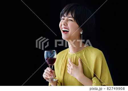 ワインを飲むショートヘアの女性 82749908