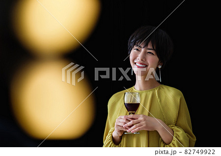 ワインを飲むショートヘアの女性 ワインを飲むショートヘアの女性 82749922