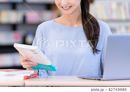 本を貸し出す図書館司書　撮影協力：中央工学校附属日本語学校 82749980
