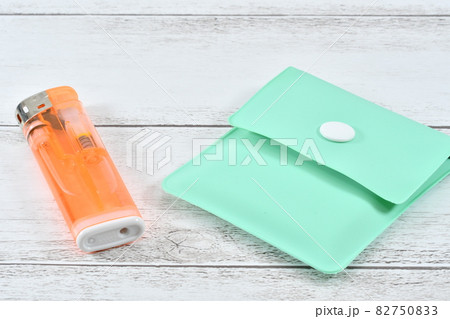 携帯灰皿とライター 82750833