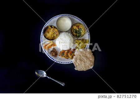 インドカレーのミールスとスプーン インドカレーのミールスとスプーン 82751270