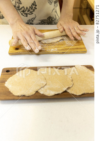 チャパティ作り チャパティ作り 82751271