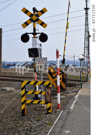 鉄道線路の踏切 82751530