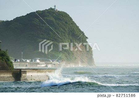 2021年台風16号の影響で荒れる海 82751586