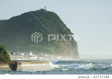 2021年台風16号の影響で荒れる海 82751588