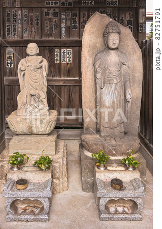 [東京・堀切] 隅田川七福神の多聞寺の入口に並んでる子育地蔵菩薩と釈迦如来の石像。 82751791