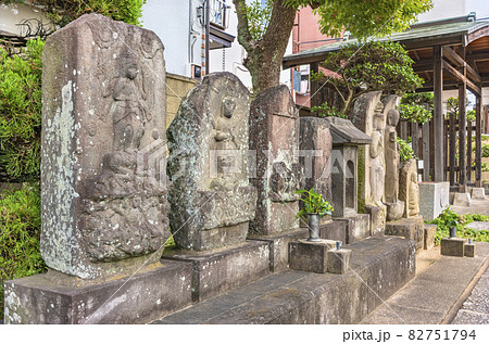[東京・堀切] 隅田川七福神の多聞寺に置いてある青面金剛明王と三猿の刻まれている庚申塔。 82751794