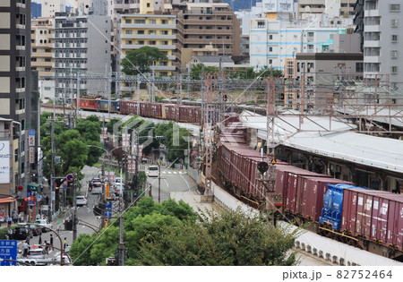 元町駅を通過する貨物列車 元町駅を通過する貨物列車 82752464