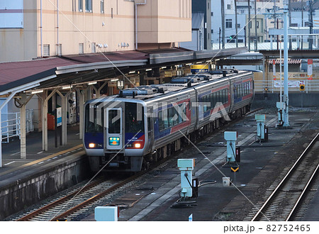 夕暮れの宇和島駅で発車を待つ特急宇和海 夕暮れの宇和島駅で発車を待つ特急宇和海 82752465
