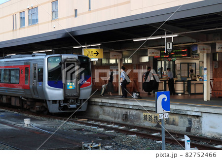 夕方の宇和島駅に到着した特急宇和海 82752466