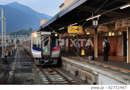 夕方の宇和島駅に到着した特急宇和海 夕方の宇和島駅に到着した特急宇和海 82752467