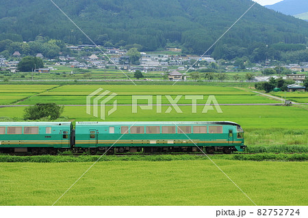 田園地帯が広がる久大本線を駆け抜けるキハ71系気動車_特急「ゆふいんの森」_2021/8/8撮影 田園地帯が広がる久大本線を駆け抜けるキハ71系気動車_特急「ゆふいんの森」_2021/8/8撮影 82752724