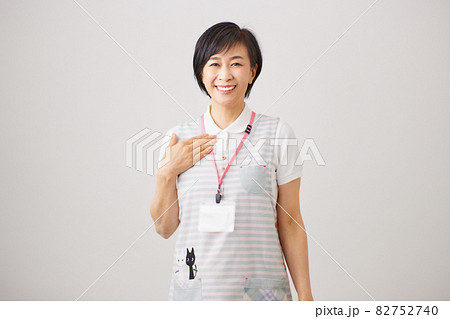 エプロンを着たミドル女性 エプロンを着たミドル女性 82752740