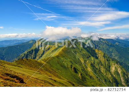 谷川岳トマの耳展望・秋の谷川連峰と青空 82752754