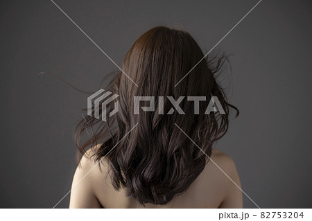 赤いドレスの女性 赤いドレスの女性 82753204