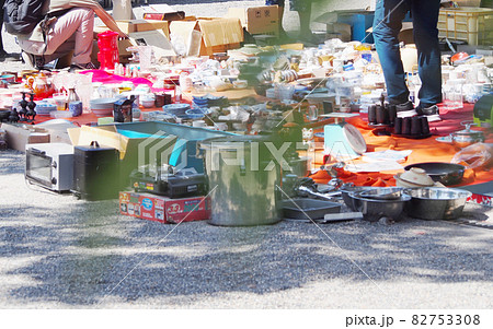 晴れの日の骨董市 82753308