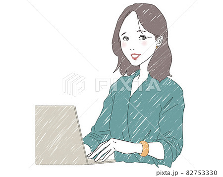 パソコンをしながらほほえんでいる女性 パソコンをしながらほほえんでいる女性 82753330