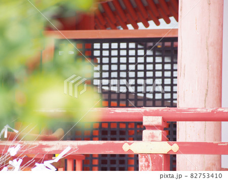神社仏閣と木々 82753410