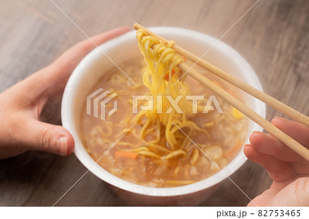カップラーメン、食べる 82753465