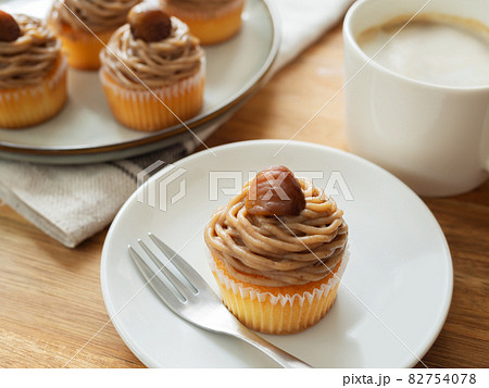 モンブランカップケーキとカフェラテ 82754078