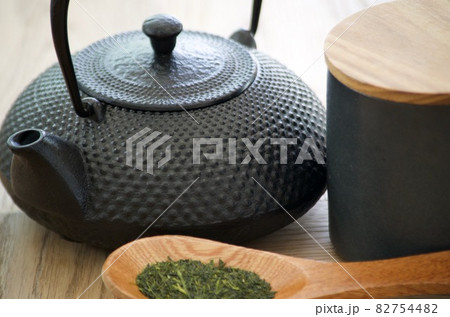鉄瓶とお茶の葉 82754482