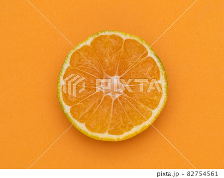 半分に切った早生みかん 82754561