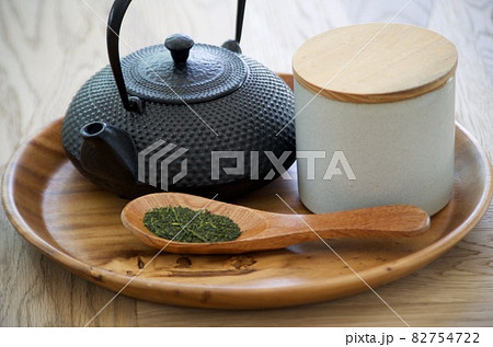 おぼんに乗った鉄瓶とお茶の葉 おぼんに乗った鉄瓶とお茶の葉 82754722
