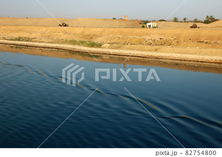 スエズ運河の沿岸の砂漠の開拓風景 スエズ運河の沿岸の砂漠の開拓風景 82754800