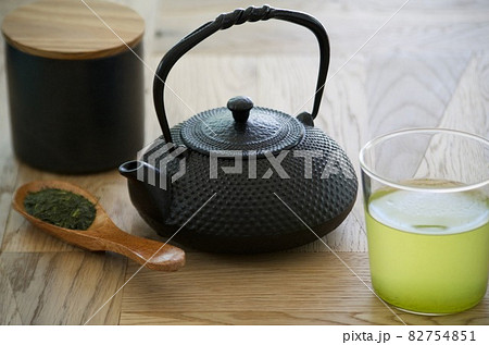 斜めに並ぶお茶の道具 82754851